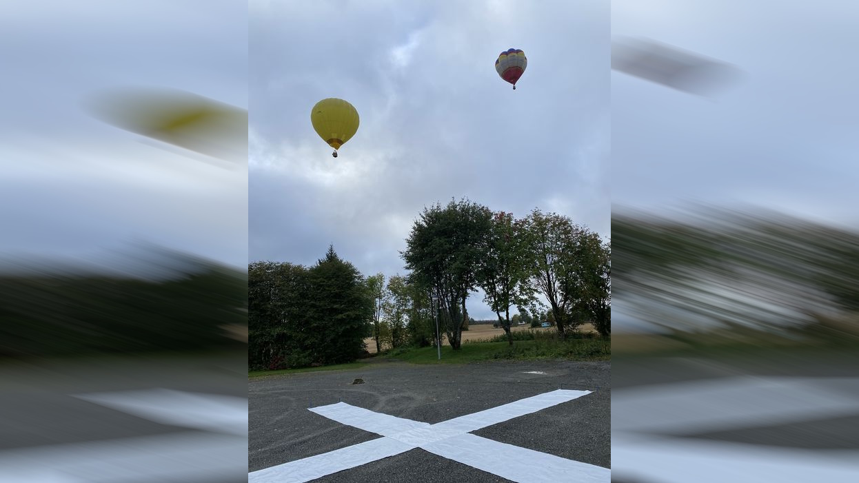 To ballonger klar for "marker drop"  ved Romedal kirke under NM 2023